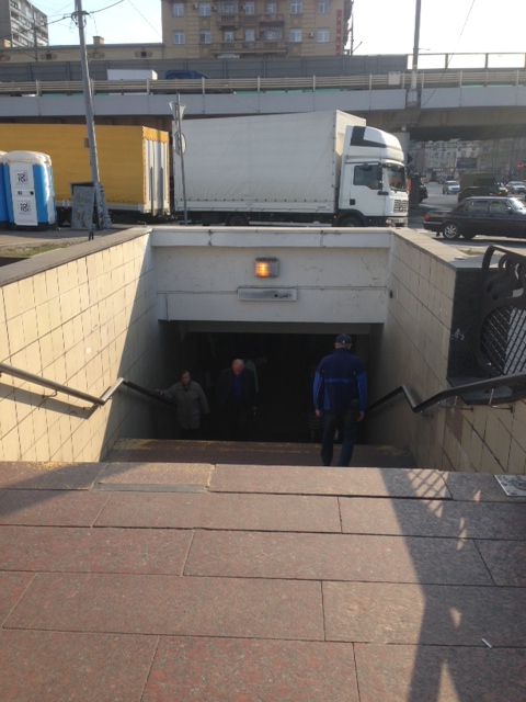 Вход в переход из метро