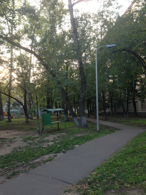 Дорожка во дворе к нашему зданию